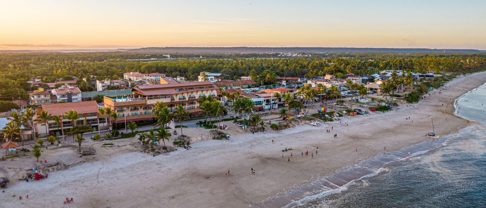 Pousada em Maragogi com vista para o mar, quarto aconchegante com varanda voltada para o oceano ao entardecer